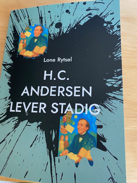 Billlede Af Forsiden Til H.C. Andersen Lever Stadig (002)
